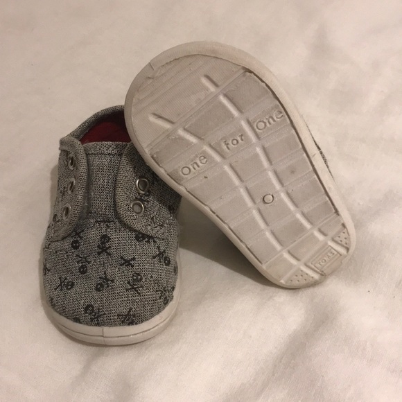 TOMS - Picture 3 of 3